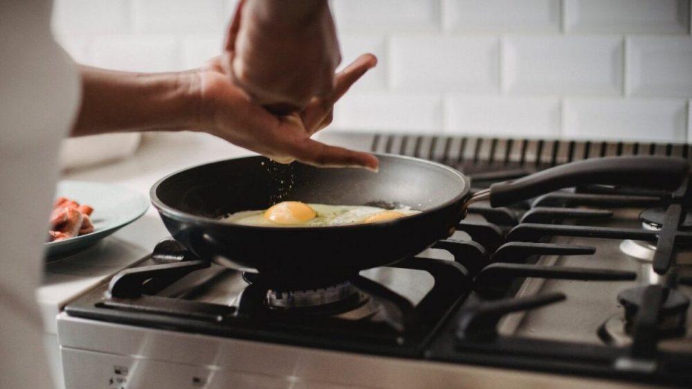 ¿Qué tan seguro es cocinar con teflón? Estudios advierten que contiene sustancias potencialmente cancerígenas