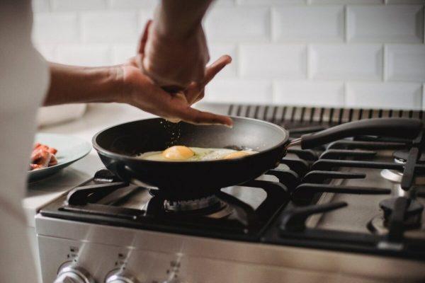 ¿Qué tan seguro es cocinar con teflón? Estudios advierten que contiene sustancias potencialmente cancerígenas