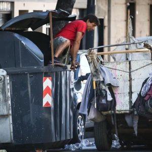 El Gobierno porteño aplicará multas de hasta $900 mil a quienes revuelvan la basura y ensucien las calles