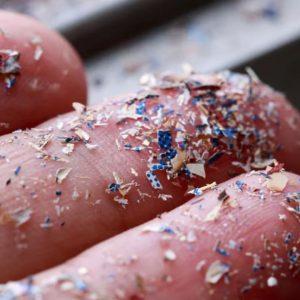 Revelan que las personas inhalan hasta 68.000 partículas de microplásticos al día