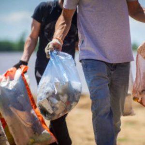 Crearon vasos reutilizables para incentivar el reciclaje del plástico y cuidar el medioambiente
