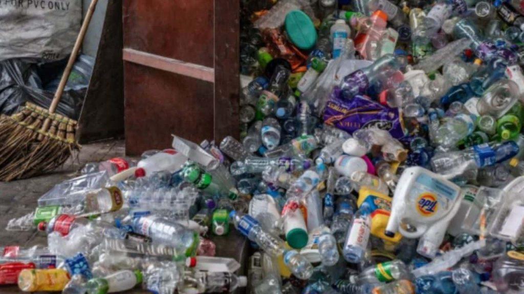 Abandonó su objetivo de alcanzar un 25% de envases reutilizables para 2030: este gigante es el mayor contaminador del planeta