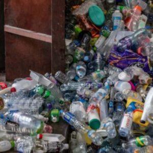 Abandonó su objetivo de alcanzar un 25% de envases reutilizables para 2030: este gigante es el mayor contaminador del planeta