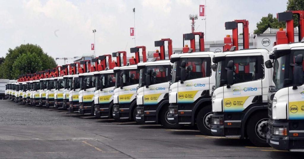Fila de camiones de recolección de residuos