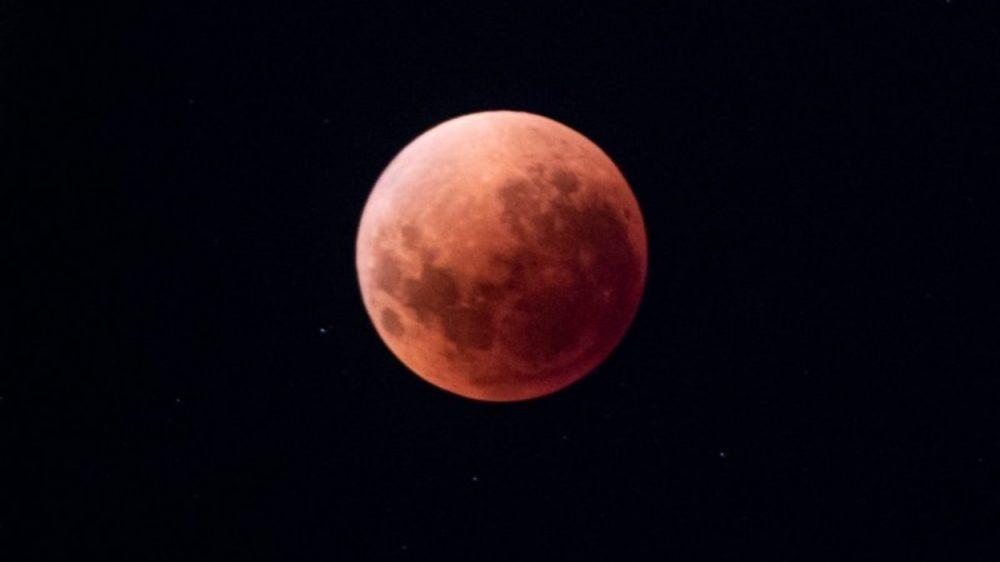 Un eclipse lunar total teñirá la Luna de rojo, ofreciendo un fenómeno único para amantes de la astronomía y curiosos. En Argentina, también será visible parcialmente.