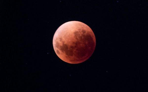 Un eclipse lunar total teñirá la Luna de rojo, ofreciendo un fenómeno único para amantes de la astronomía y curiosos. En Argentina, también será visible parcialmente.