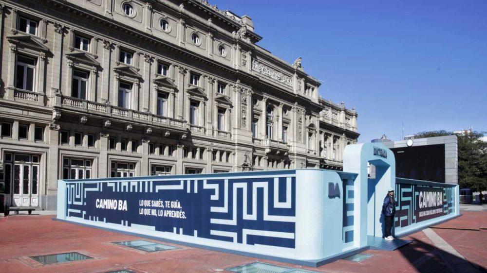 un laberinto frente al Teatro Colón por la semana de la limpieza