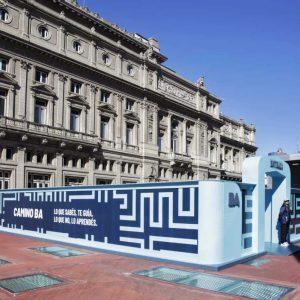 ¿Qué hay detrás del laberinto de reciclaje junto al Teatro Colón?
