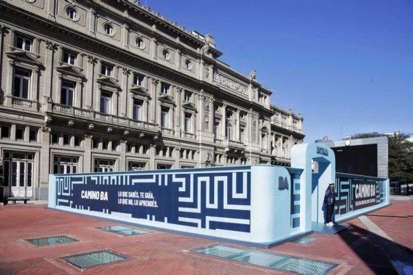 un laberinto frente al Teatro Colón por la semana de la limpieza