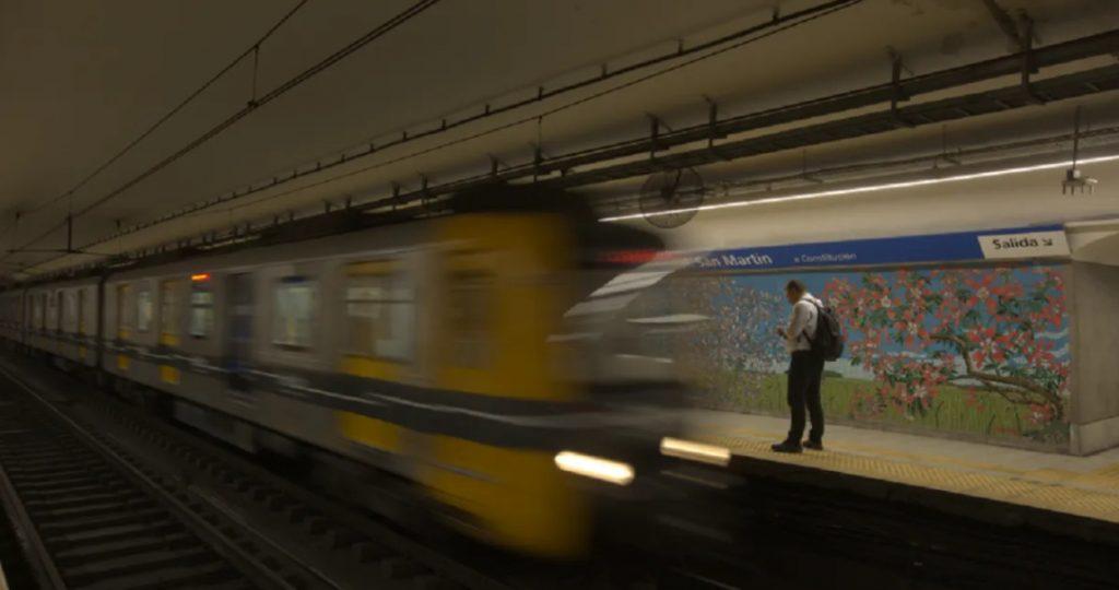 Una persona espera el subte.