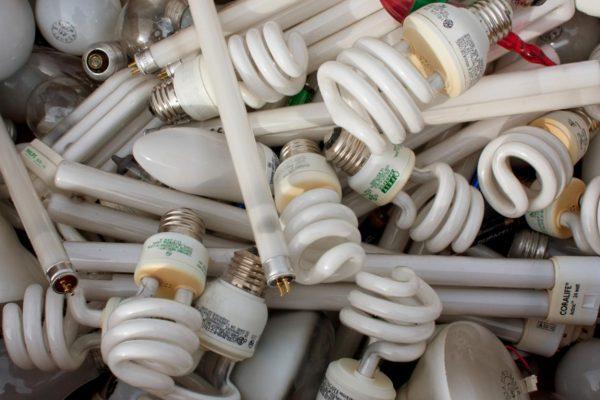 Qué hacer con las lámparas usadas y por qué no hay que tirarlas a la basura