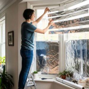 La nueva tendencia: colgar papel aluminio en las ventanas de casa, ¿para qué sirve?