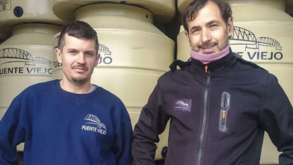 Cómo funciona la fábrica argentina que hace distintos objetos con plástico reciclado