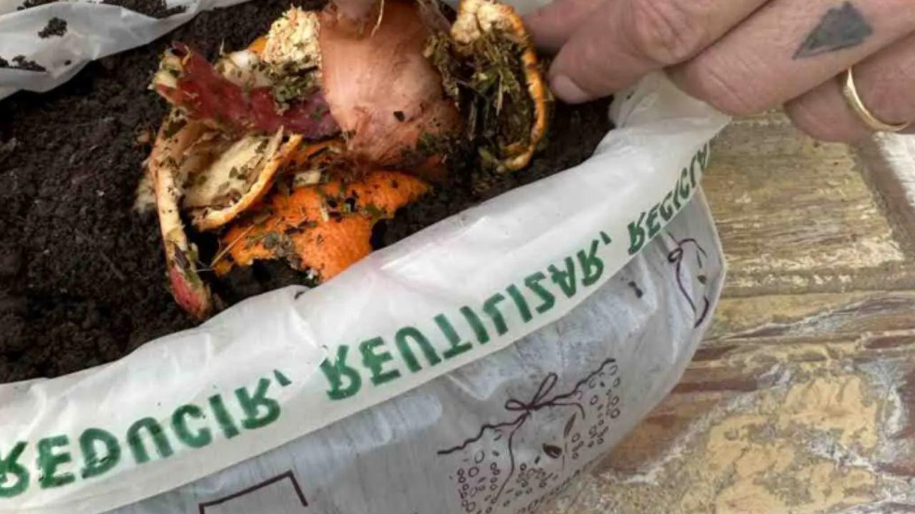 Una pyme familiar revoluciona el mercado con bolsas compostables que desaparecen en 90 días