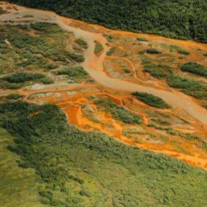 Los ríos de Alaska se tornaron naranja y este fenómeno alarma a los científicos