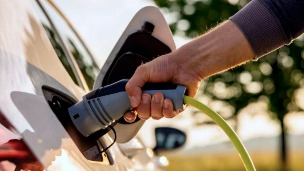 El Gobierno amplía el cupo para importar vehículos eléctricos e híbridos sin aranceles durante 2026