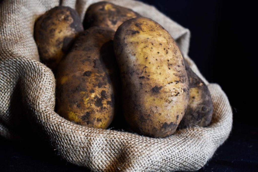 Cómo se hacen las papas fritas más vendidas del país (y no sabías que cuidan el planeta)