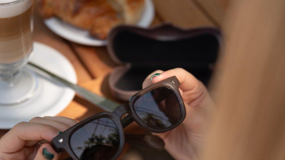 Una startup argenitna creó los primeros lentes hechos con borra de café