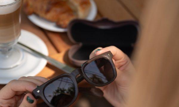 Una startup argenitna creó los primeros lentes hechos con borra de café