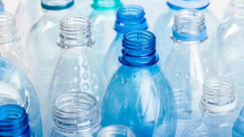 Cómo botellas plásticas recicladas pueden impulsar la transición energética