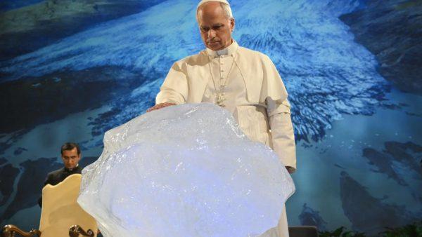 El Papa León XIV bendijo un fragmento de hielo de Groenlandia en la inauguración de la conferencia sobre cambio climático