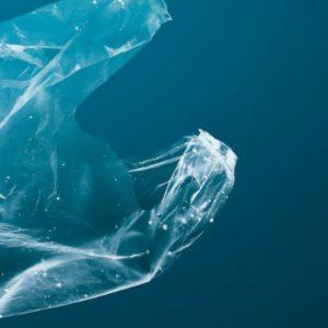 El misterio del plástico perdido: científicos revelan por qué persiste en el mar durante décadas