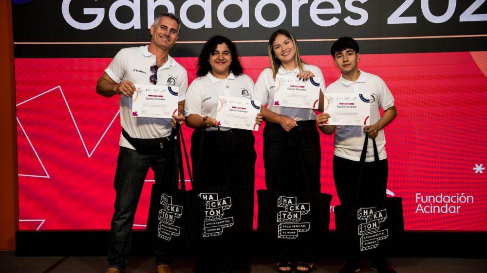 El invento de estudiantes santafesinos que genera energía limpia con el movimiento del agua y ganó una hackatón