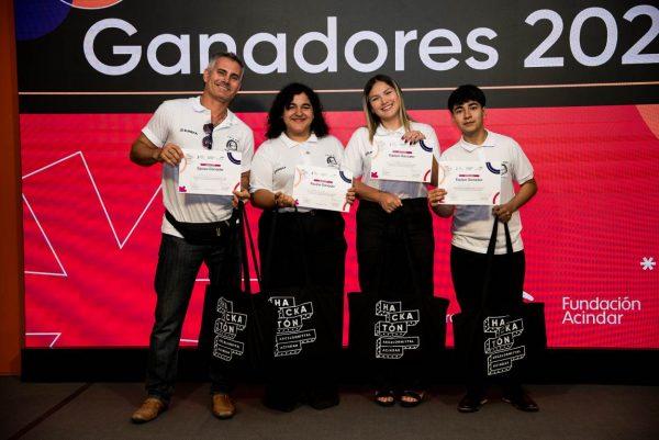 El invento de estudiantes santafesinos que genera energía limpia con el movimiento del agua y ganó una hackatón