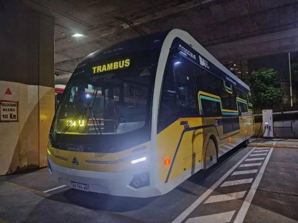 Empieza la prueba piloto del Trambus en la Ciudad: qué es, cómo funciona y cuál será su recorrido