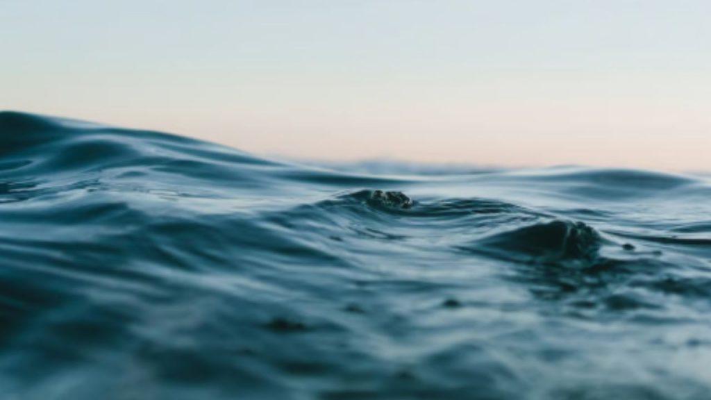 Encontraron un yacimiento de agua que es 140 billones de veces más grande que los océanos de la Tierra