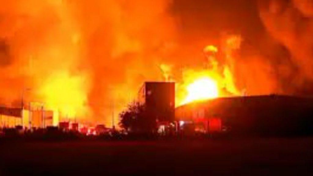 Terrible explosión en Ezeiza: fotos y videos del incendio en el Polo Industrial de Spegazzini