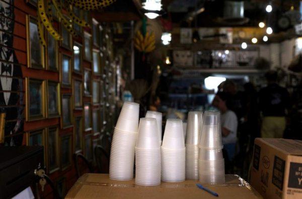 Qué país europeo decidió aplazar la prohibición de los vasos de plástico descartables