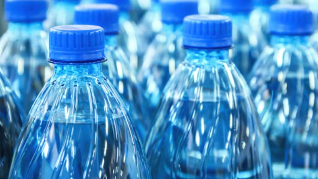 La cifra de microplásticos que ingiere al año una persona que toma agua embotellada La cifra de microplásticos que ingiere al año una persona que toma agua embotellada