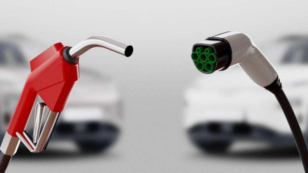 Revelan por qué un coche eléctrico rinde seis veces más que uno a combustión con e-fuels Revelan por qué un coche eléctrico rinde seis veces más que uno a combustión con e-fuels