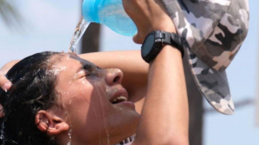Un persona se arroja agua en la cabeza por el calor