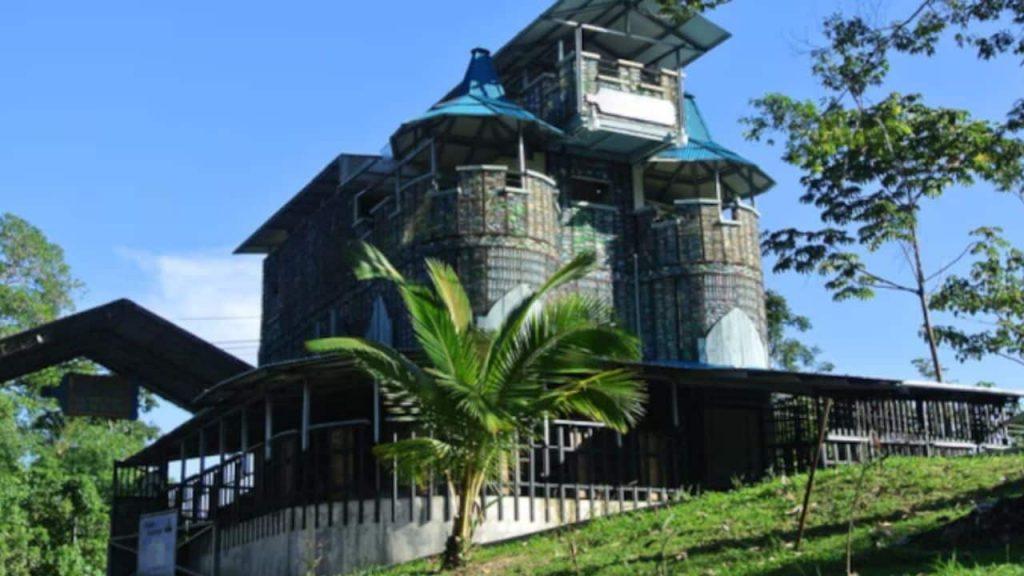 Un castillo hecho con 40.000 botellas recicladas: la increíble obra que rompió un récord mundial Un castillo hecho con 40.000 botellas recicladas: la increíble obra que rompió un récord mundial