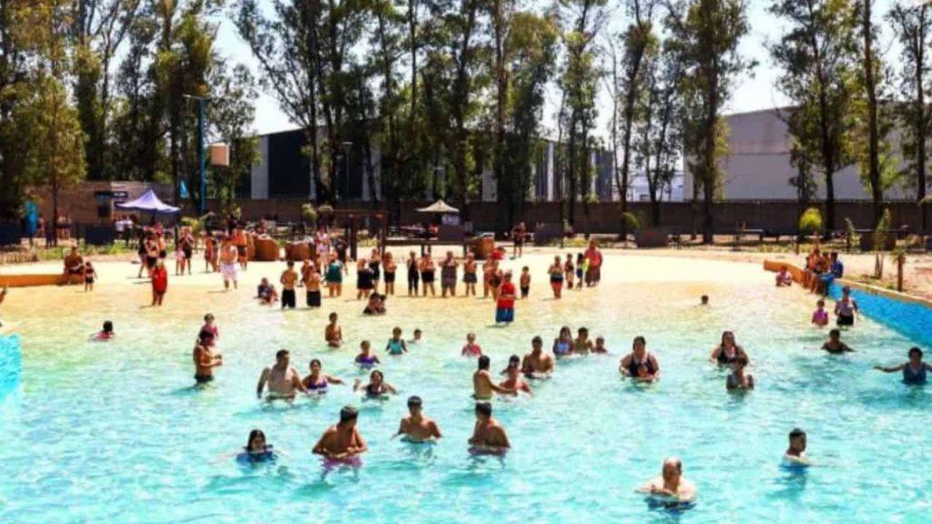 A 30 minutos de CABA: la pileta con olas que se convirtió en el plan furor para escapar del calor A 30 minutos de CABA: la pileta con olas que se convirtió en el plan furor para escapar del calor