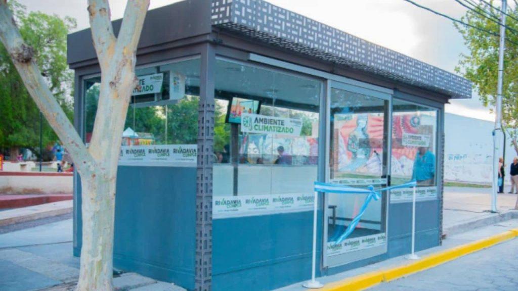 Nueva parada climatizada: una provincia argentina avanza con una red de refugios inteligentes Nueva parada climatizada: una provincia argentina avanza con una red de refugios inteligentes