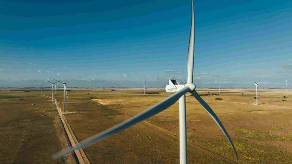 turbina de energía eólica, detrás un campo