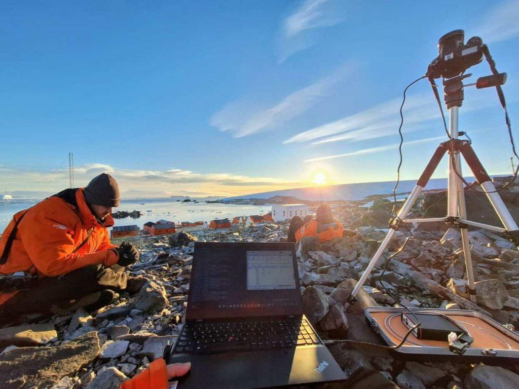 Científicos argentinos estudian la luz natural en la Antártida para mejorar el diseño de hábitats sustentables Científicos argentinos estudian la luz natural en la Antártida para mejorar el diseño de hábitats sustentables