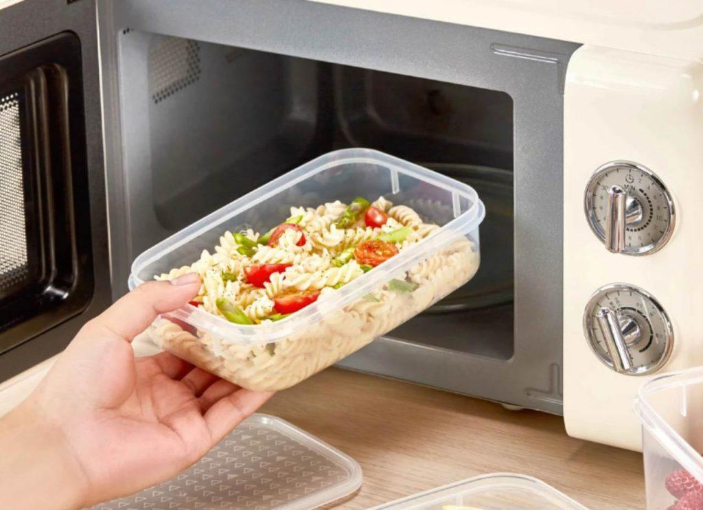 Alertan que calentar comida en envases plásticos libera miles de microplásticos Alertan que calentar comida en envases plásticos libera miles de microplásticos