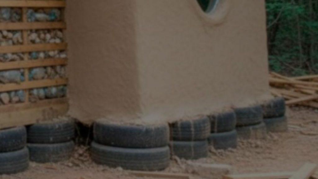 La casa construida con basura que desafía los modelos tradicionales de arquitectura La casa construida con basura que desafía los modelos tradicionales de arquitectura