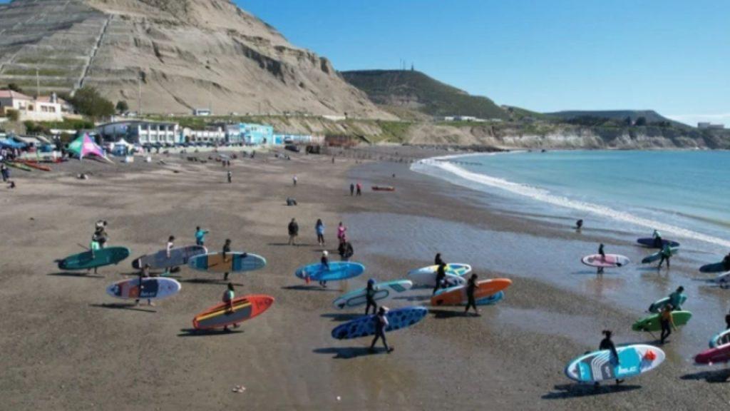 Fenómeno viral en una playa patagónica: mostraron que se puede caminar en el agua Fenómeno viral en una playa patagónica: mostraron que se puede caminar en el agua
