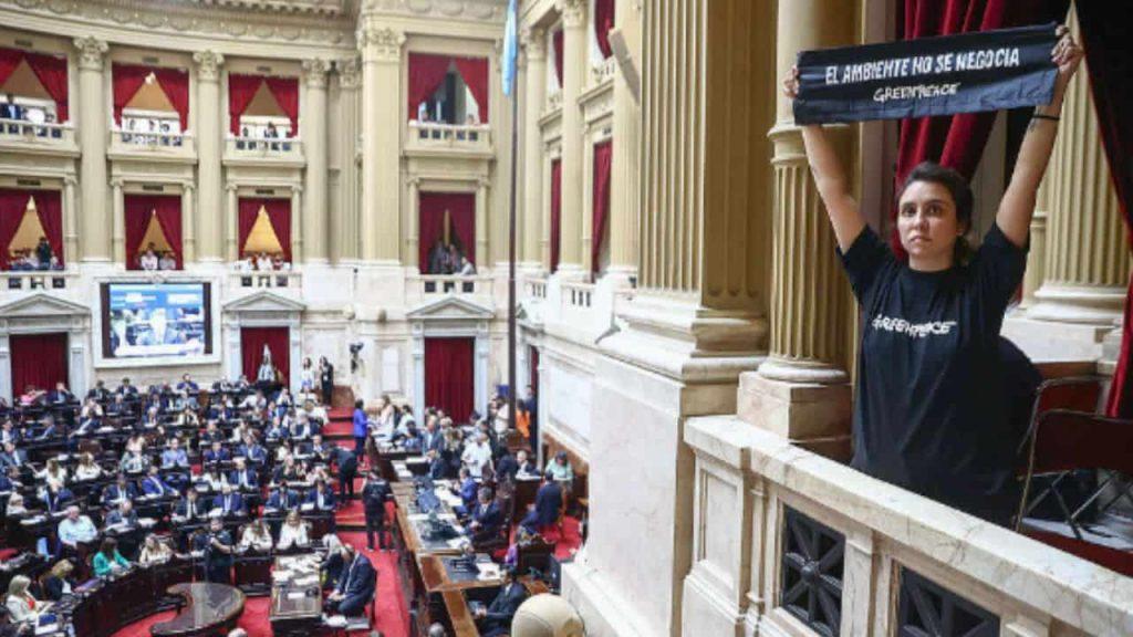 Detuvieron a activistas de Greenpeace tras realizar una protesta pacífica en el Congreso Detuvieron a activistas de Greenpeace tras realizar una protesta pacífica en el Congreso