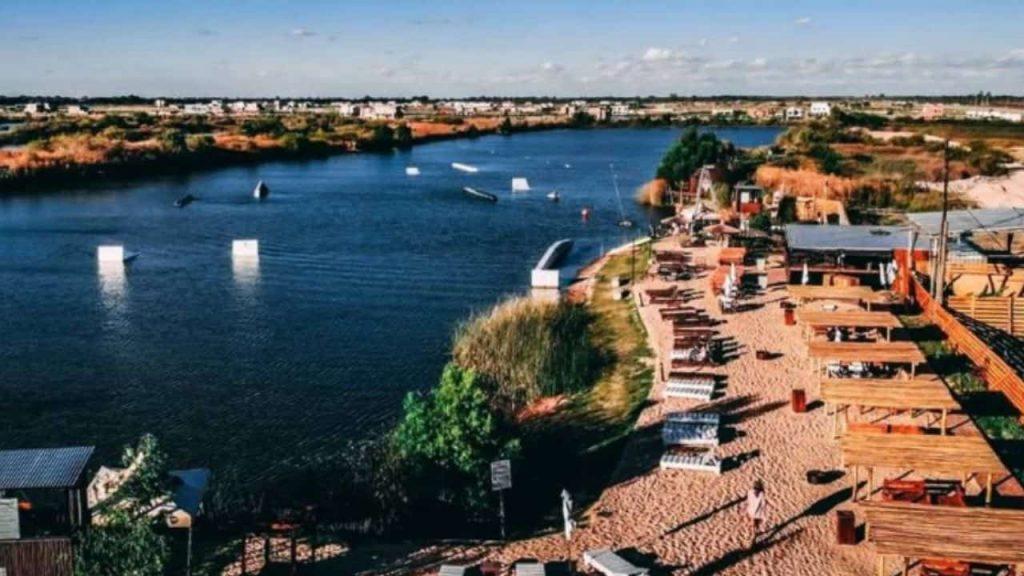 Playa con arena a tan solo 40 minutos de CABA: entrada gratuita, parador y deportes acuáticos Playa con arena a tan solo 40 minutos de CABA: entrada gratuita, parador y deportes acuáticos