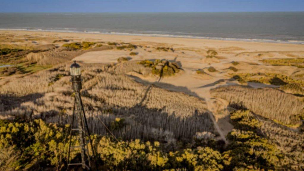Ni Pinamar ni Costa del Este: la playa con médanos enormes y aguas claras Ni Pinamar ni Costa del Este: la playa con médanos enormes y aguas claras