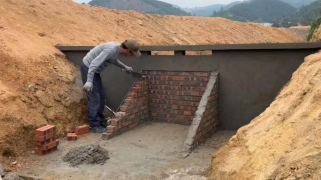 Construyó una mini central hidroeléctrica en su casa y ahora genera electricidad gratis con el agua de un río Construyó una mini central hidroeléctrica en su casa y ahora genera electricidad gratis con el agua de un río