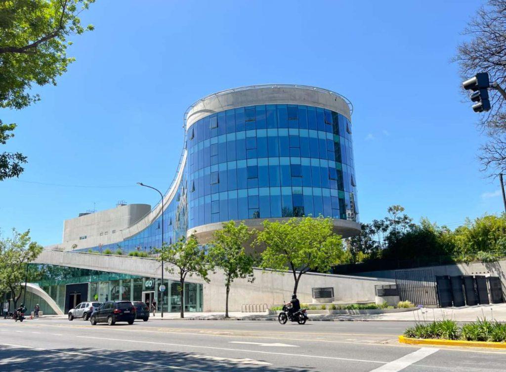 Era un estacionamiento y fue reconvertido a espacio de co-working sustentable Era un estacionamiento y fue reconvertido a espacio de co-working sustentable