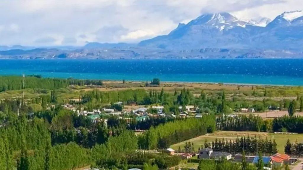 A orillas del lago Buenos Aires y cerca de Chile: así es el pueblo que está rodeado por la cordillera y tiene una identidad propia única A orillas del lago Buenos Aires y cerca de Chile: así es el pueblo que está rodeado por la cordillera y tiene una identidad propia única
