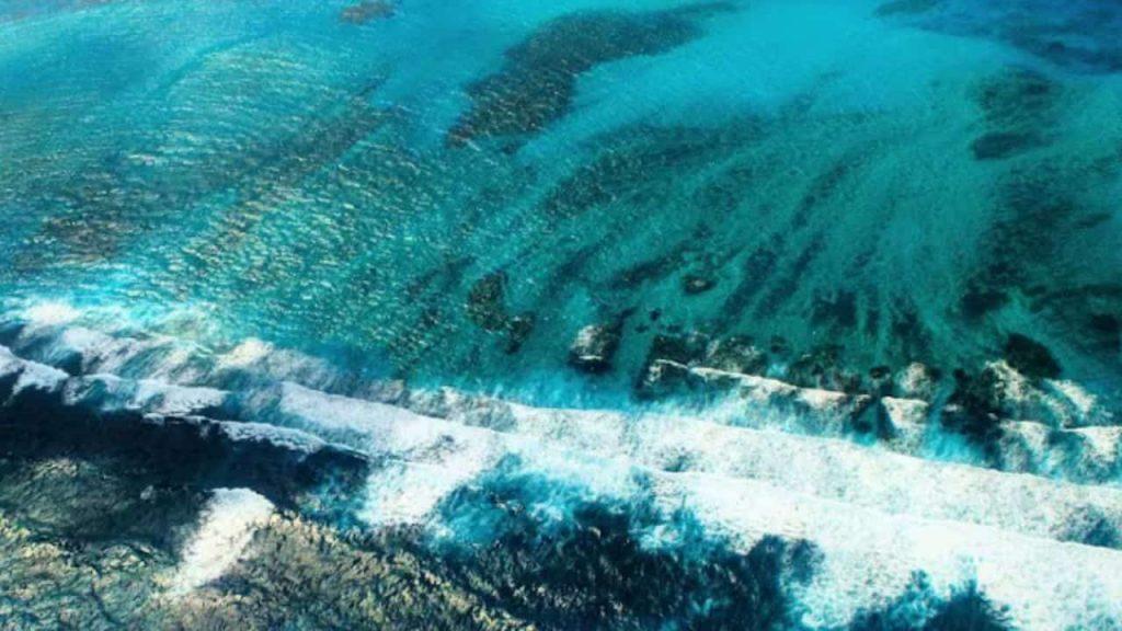 La playa que hipnotiza a los turistas por su mar de 7 colores La playa que hipnotiza a los turistas por su mar de 7 colores